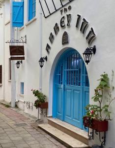 凯里尼亚Bellapais Abbey Boutique Hotel的建筑物一侧的蓝色门