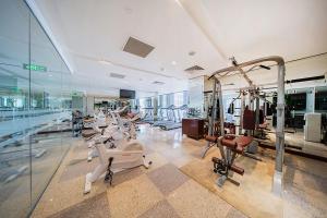 芽庄Green Beach Nha Trang的大楼里健身房里有很多健身器材
