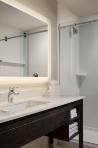 沃特伯里Fairfield by Marriott Waterbury Stowe的一间带水槽和镜子的浴室