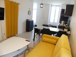 奥雷龙圣皮耶尔Superbe Maison Rénovée en Centre-ville的客厅配有黄色的沙发和桌子