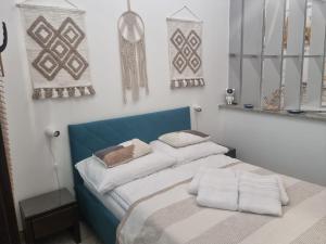 波别罗沃Apartament BURSZTYNEK的卧室配有蓝色和白色的床和枕头