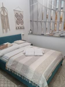 波别罗沃Apartament BURSZTYNEK的一间卧室配有两张带毛巾的床