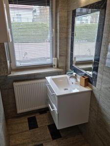 波别罗沃Apartament BURSZTYNEK的浴室设有白色水槽和镜子