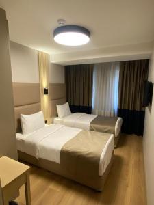 伊斯坦布尔Otel Yenikapı的酒店客房设有两张床和电视。