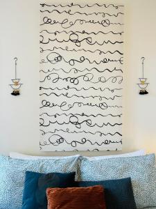 罗维尼Rooms & Apartments La Casa di Loreto的一间卧室配有一张波浪绘画床