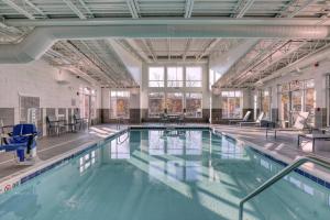 林肯Residence Inn by Marriott Providence Lincoln的蓝色海水大型游泳池