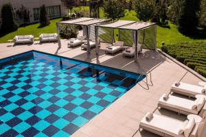 安卡拉JW安卡拉万豪酒店的游泳池的形象,游泳池的椅子和凉亭