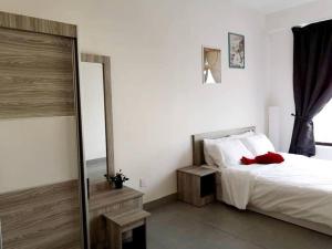 塞贝维KA701-One Bedroom Apartment- Wifi -Netflix -Parking - Pool, 1002的卧室配有白色的床和镜子