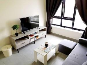 塞贝维KA701-One Bedroom Apartment- Wifi -Netflix -Parking - Pool, 1002的带沙发和电视的客厅