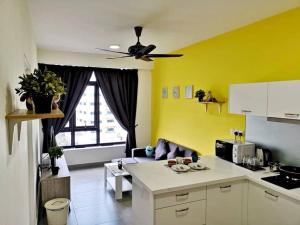 塞贝维KA701-One Bedroom Apartment- Wifi -Netflix -Parking - Pool, 1002的厨房设有黄色的墙壁和白色的台面