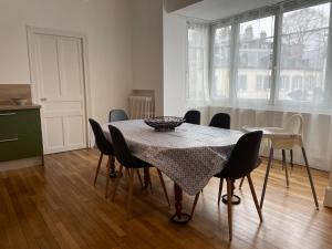 穆兰Appt 130m2-Jusqu'à 3 Chambres-Centre ville-Moulins-Le Pal的一间带桌椅的用餐室