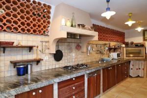 MolatVilla Nikolina的厨房配有木制橱柜和台面
