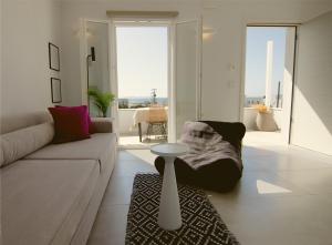提诺斯AELIA Tinos的客厅配有沙发和桌子