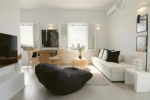 提诺斯AELIA Tinos的白色的客厅配有沙发和桌子