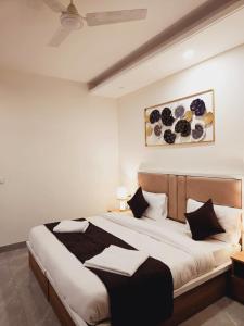 古尔冈Amahi Inn - Sector 48的一间卧室配有一张大床,提供黑白枕头