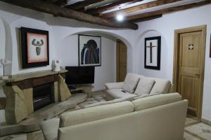 多尔加利Residenza di Campagna Seranile的带沙发和壁炉的客厅
