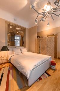 里加St.Jacobs's apartments Old Town Riga的卧室配有一张白色大床和吊灯。