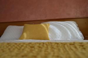 Antas de UllaHotel Restaurante Val的一张带两个白色枕头和黄色枕头的床