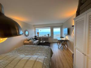 文尼斯塔特KNYD'S am MEER的一间卧室配有一张床,享有海景