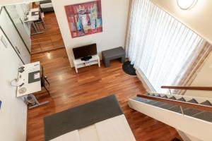 苏尔塞苏尔塞酒店的客厅享有高空美景,设有楼梯和电视。