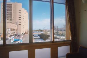 热海Hostel and Cafe izu-no-umi的从窗户可欣赏到城市美景
