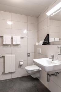 苏尔塞苏尔塞酒店的白色的浴室设有卫生间和水槽。