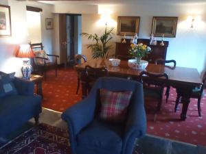 索里巴克尔耶特酒店的客厅设有餐桌和椅子