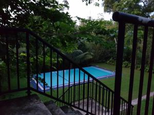本托塔奇特拉阿育吠陀酒店的透过围栏可欣赏到游泳池的景色