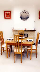 吉林汉姆Evanelly lodge的木制餐桌、四把椅子和壁炉