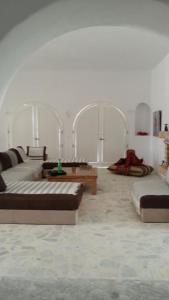 Sidi el MoujahedSuite Aurora Villa Naïa Domaine Béluga的客厅配有三张床和一张桌子