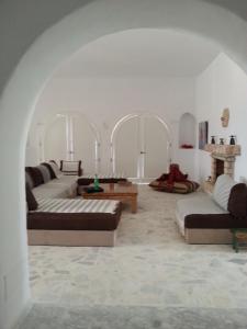 Sidi el MoujahedSuite Aurora Villa Naïa Domaine Béluga的客厅配有3张沙发和1张桌子