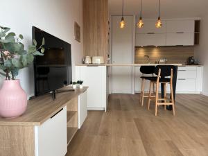 巴约讷Appartement bayonne ellaia的厨房配有白色橱柜和桌椅