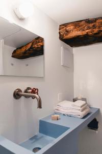 Corippo Albergo Diffuso的一间带水槽和水龙头的浴室
