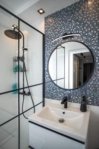 索波特Apartament Sopot Kamienny Potok Kujawska的一间带水槽和镜子的浴室