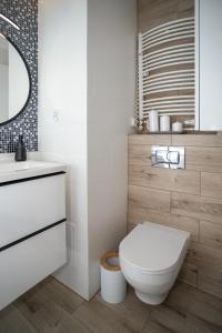 索波特Apartament Sopot Kamienny Potok Kujawska的浴室配有白色卫生间和盥洗盆。