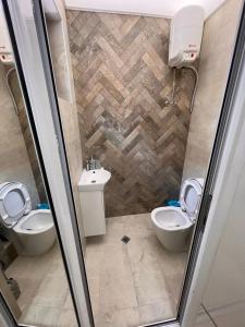 布尔加斯Hilton Burgas Holiday Home的浴室设有2个卫生间和水槽