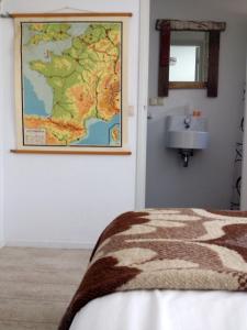西泰尔斯海灵阿尔提耶德瓦德住宿加早餐酒店的挂在水槽旁墙上的地图