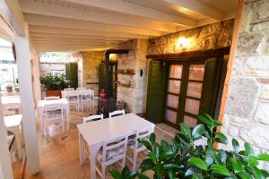 阿拉恰特Perla Rossa Alacati的一间设有白色桌子和白色椅子的餐厅