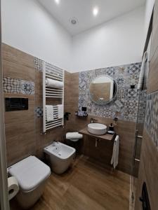 帕尔蒂尼科Colle del Re Sicily的一间带卫生间、水槽和镜子的浴室