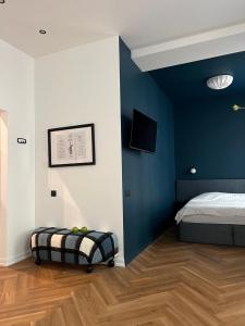 里加MIRO Rooms - quiet chic, free parking, self check-in的一间卧室设有一张床和蓝色的墙壁