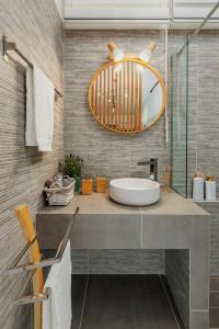 斯巴达Theo's Cozy Apartment near Athens airport的一间带水槽和大镜子的浴室