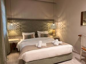 加拉希德松Ganimede Hotel, Galaxidi的一间卧室配有一张大床和毛巾