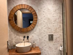 加拉希德松Ganimede Hotel, Galaxidi的一间带水槽和镜子的浴室