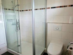 费尔德伯格呼柏图斯别墅酒店的一间带卫生间和玻璃淋浴间的浴室