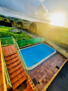 康达Casa Villa Mey的一座带楼梯的大型游泳池