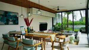富国Westcoast PQ Sunshine spacious 3BR private pool villa的一间带桌椅的用餐室