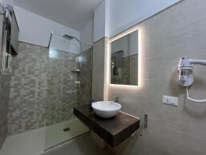 奥特朗托Perla D'Oriente的一间带碗水槽和镜子的浴室