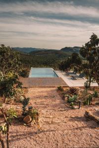 戈亚斯州上帕莱索Vila Toá的房屋一侧的游泳池