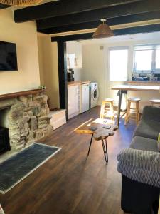 朗日Snowdon Cottage 2的带沙发和壁炉的客厅