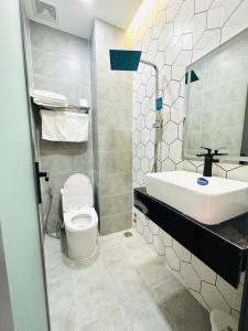 胡志明市Thái Vân Home的浴室配有白色卫生间和盥洗盆。